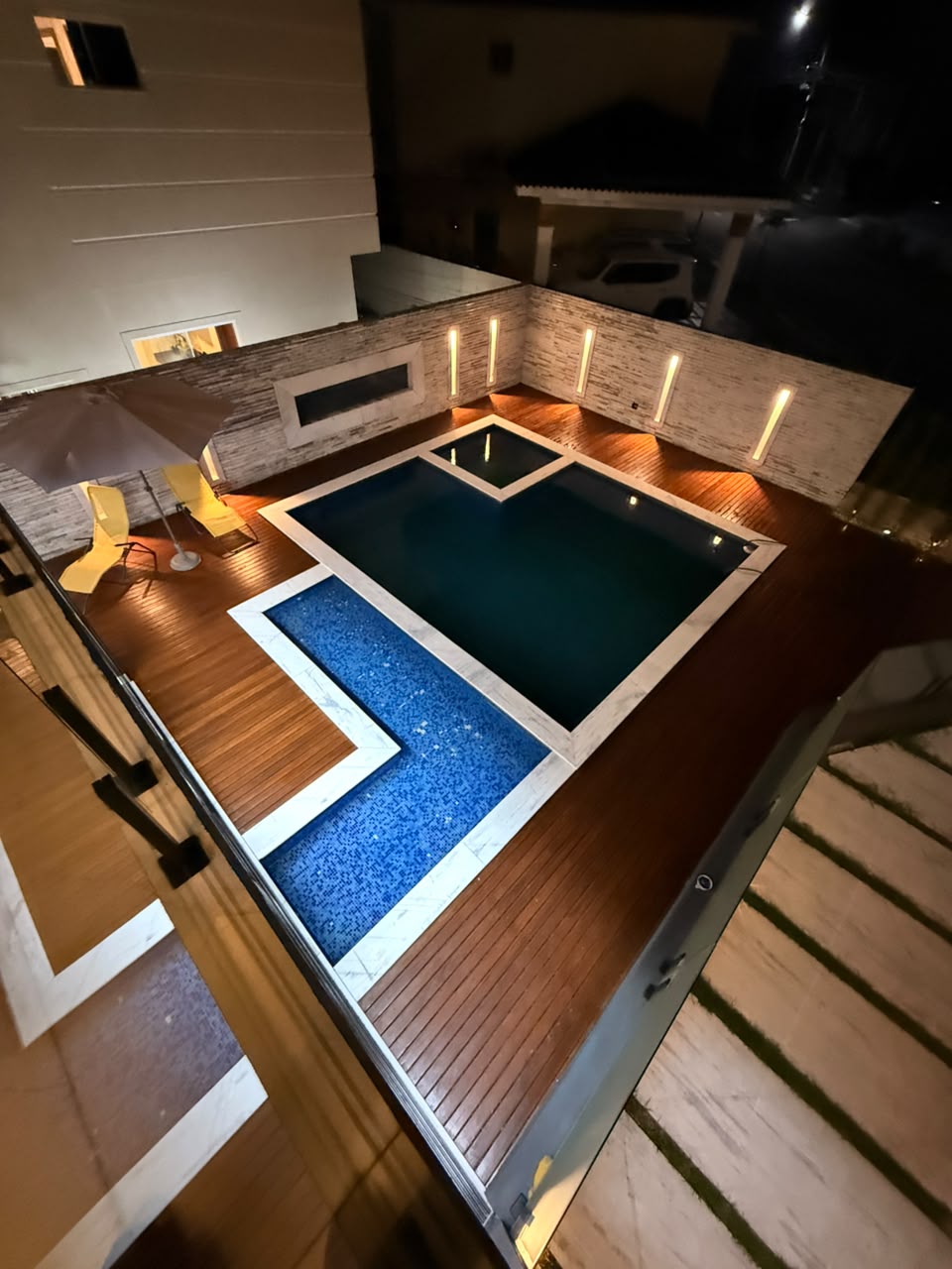 Piscina com deck vista de cima
