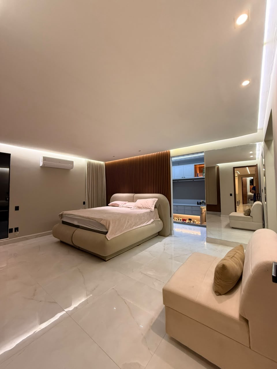 Quarto com iluminação indireta e tons neutros